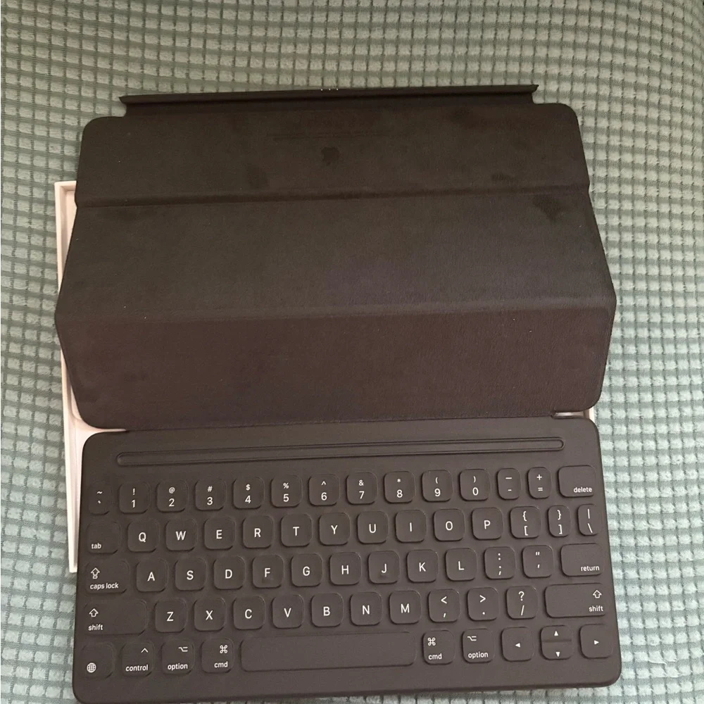Apple Smart Keyboard Folio in Black